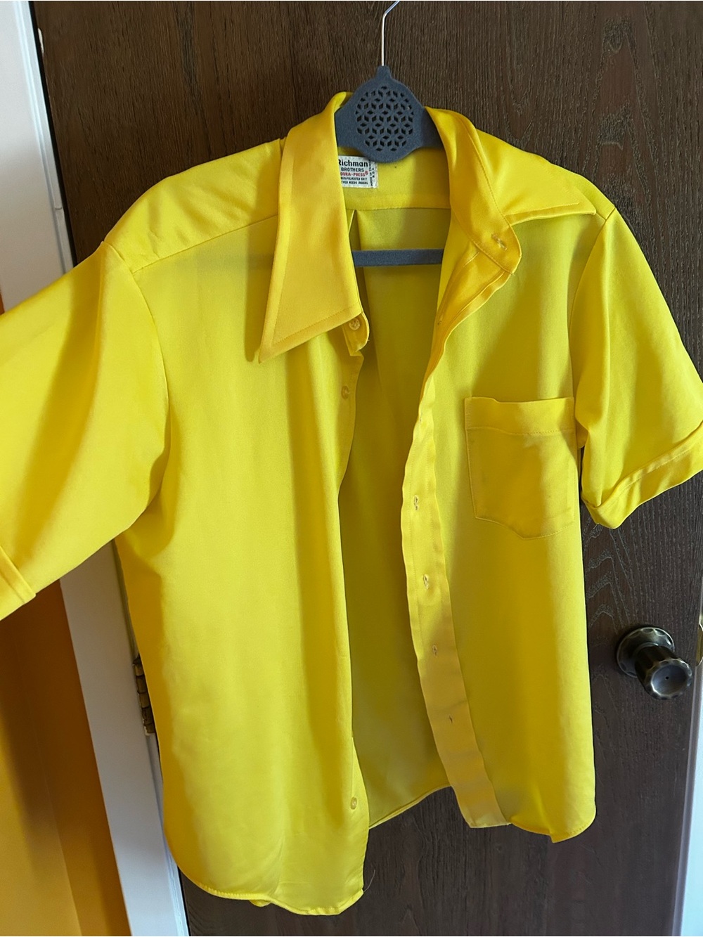 Vintage Men's Short-Sleeve Casual Button-Down Shirt in Bright Yellow